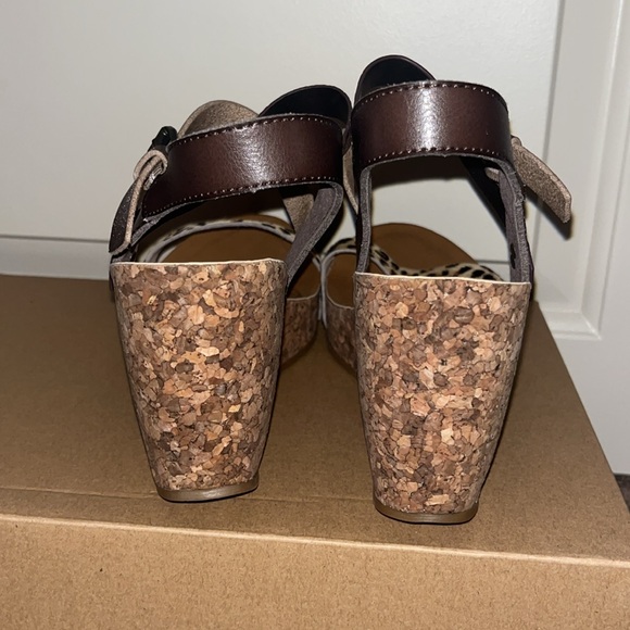 Never Worn Heels - Picture 3 of 3